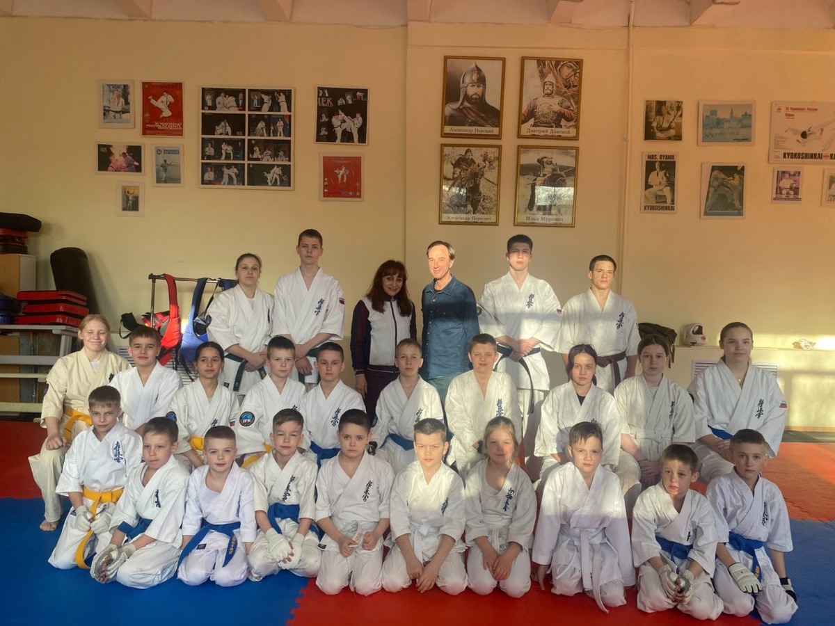    Алексей Хейфец вручил благодарности тренерам по киокусинкай в Петрозаводске. Фото: Страница Алексея Хейфеца/ВК