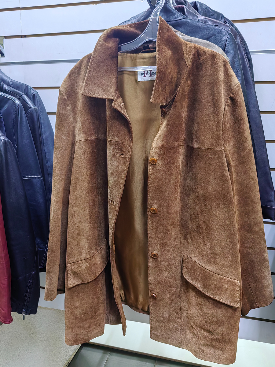 Понравилась вот эта куртёха: простой фасон на все времена, приятный цвет, отличное качество. Но: заношена(( (рукава, воротник). 