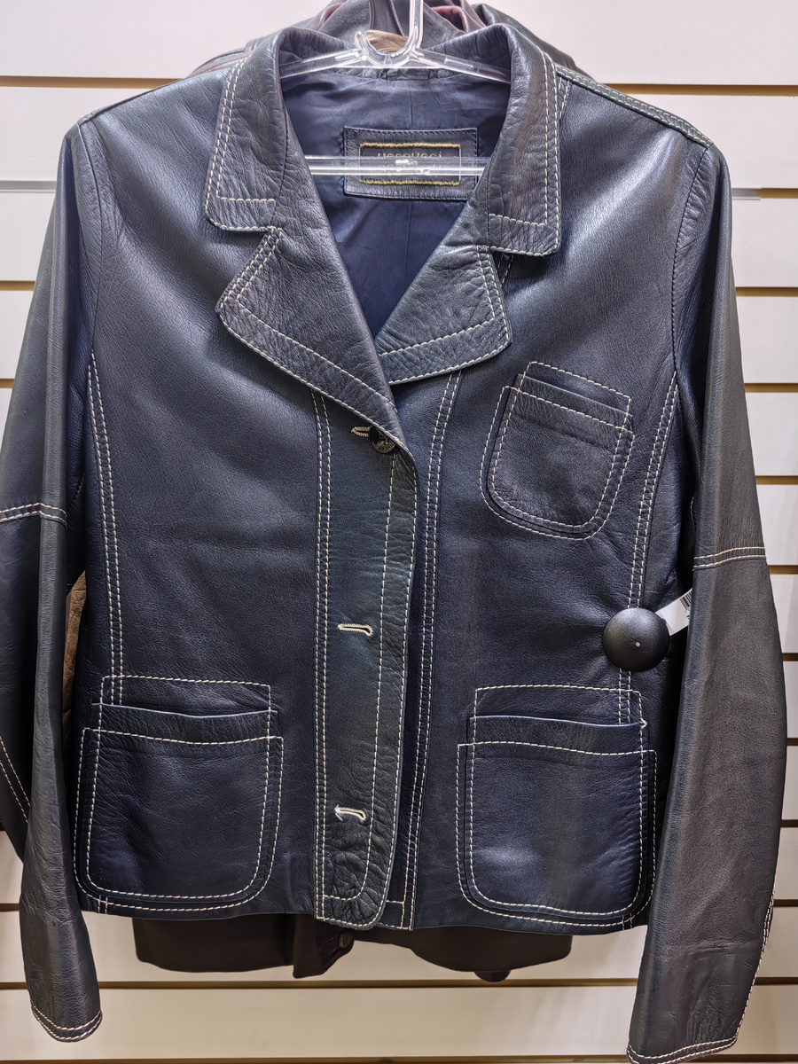 Пиджачок с карманАми. В отличном состоянии, мягчайшая кожа, подкладка - вискоза, интересного - не чёрного! - цвета. Цвет, скорее, сизый. Размер, естессссно, маленький. 