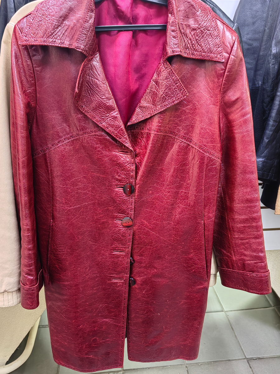 Классное красное пальтецо. С эффектом заношенности, но и заношено тоже. Цена высоковата (10т), поэтому, думаю, никто не забрал.  