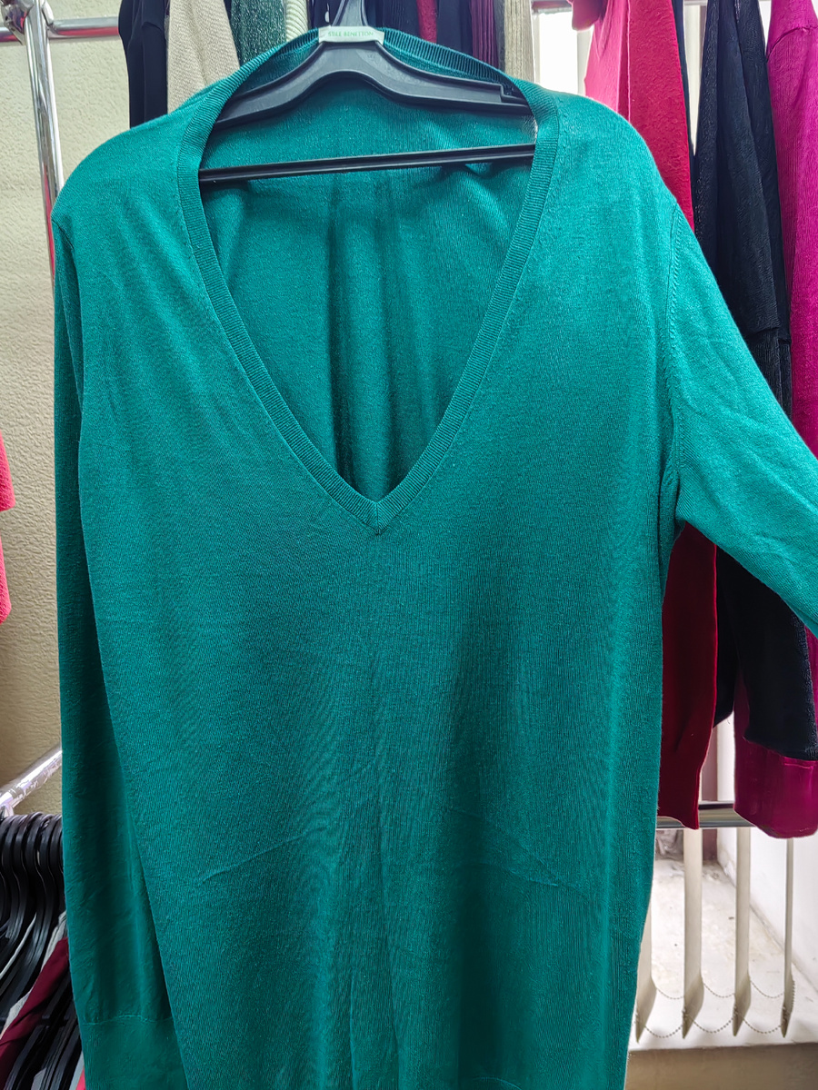 Джемпер с V-образной горловиной от Benetton. В идеальном состоянии. 