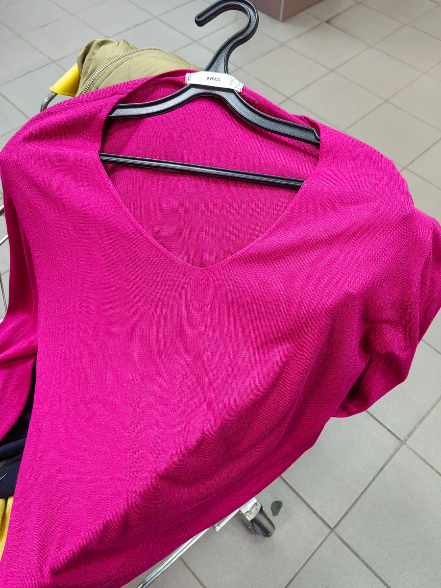 Фуксия от Mango. Состояние новой вещи. Приятный состав. Я её даже померила. Была бы на размерчик побольше...  и цвета хаки)))