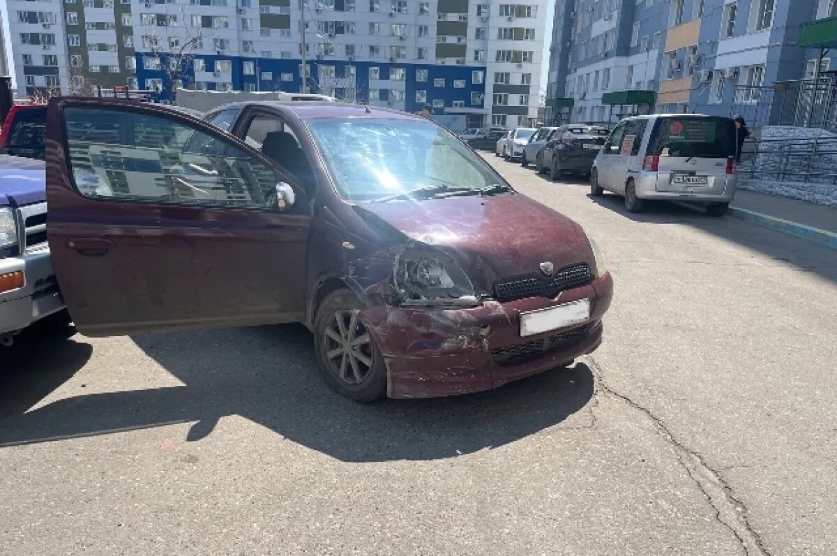    В Хабаровске пьяная женщина с ребёнком в салоне устроила погром во дворе