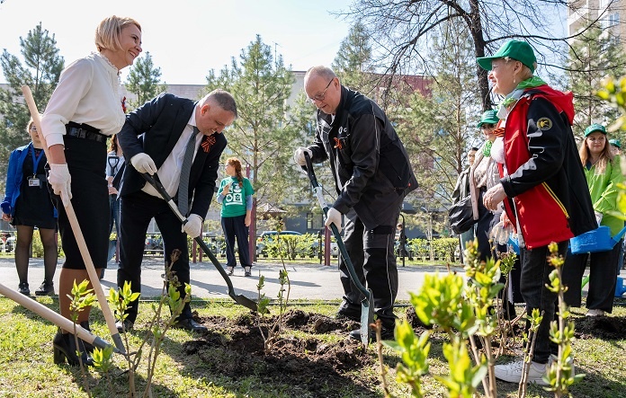    На фото слева направо: замминистра природных ресурсов и экологии Новосибирской области Жанна Шурова, и.о. министра ЖКХ и энергетики Новосибирской области Евгений Назаров, гендиректор АО "СГК-Новосибирск" Дмитрий Перязев. Фото предоставлено СГК
