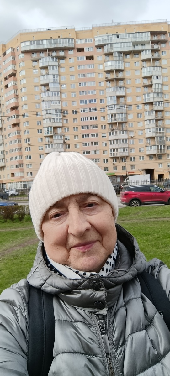 На улице пахнет весной,солнышка нет,зато травка зелёная радует)))