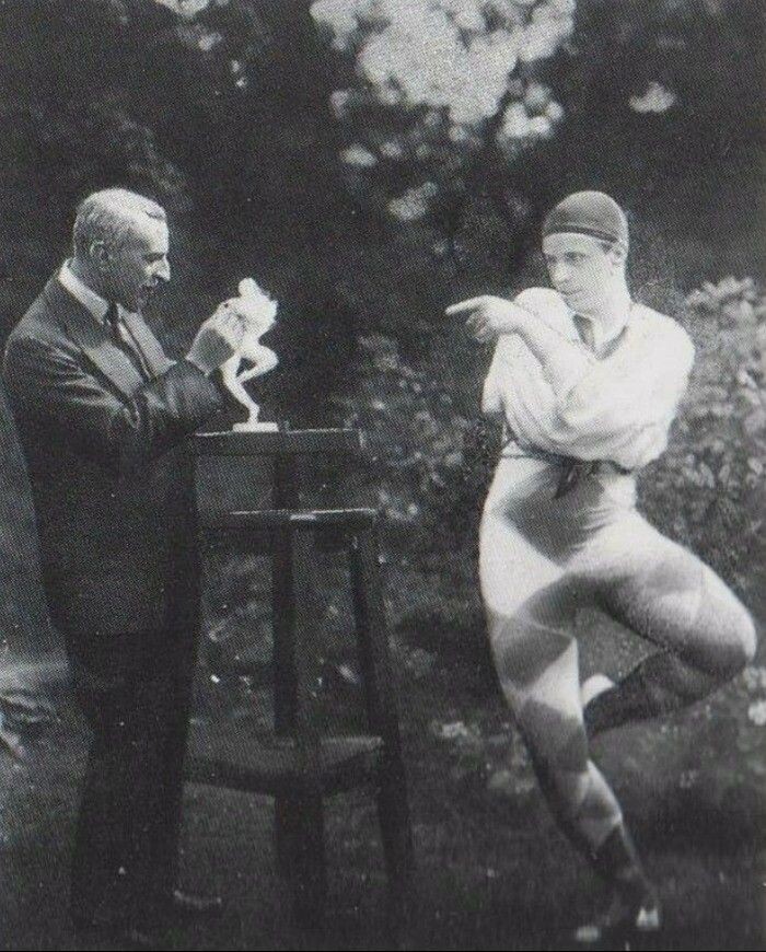 Фокин позирует скульптору Гонсалесу