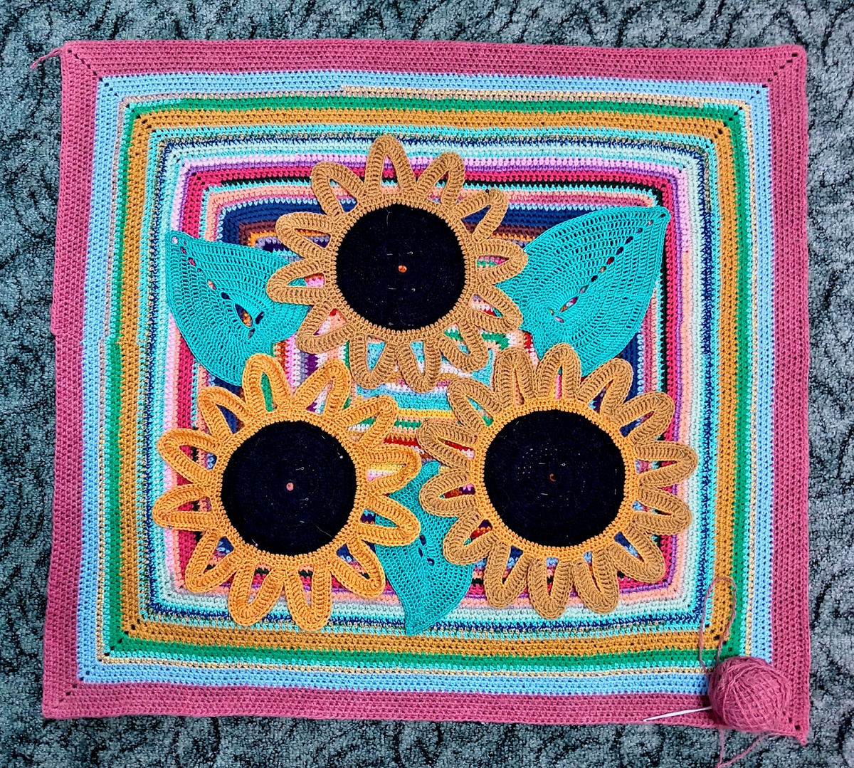 Фото автора. Осталось довязать один рядок. 