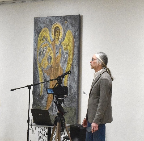 Художник Петр Григорьев на вернисаже выставки PRO MEMORIA, Музей Актуального Реализма, 6 марта 2025 года