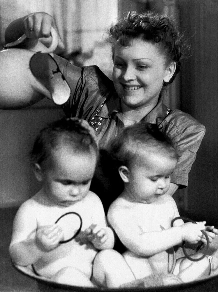 Людмила Целиковская в фильме "Близнецы". Фото- Яндекс-картинки