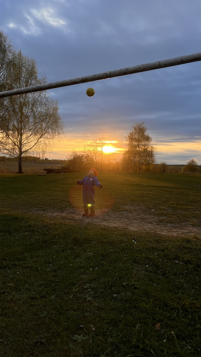 Мой сын играет в футбол на территории футбольного поля школы в деревне где мы живем