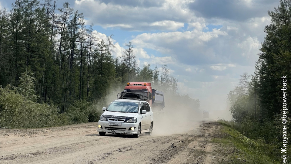 Болото, нет мостов и куча пыли. Как выглядит самая длинная федеральная трасса России летом