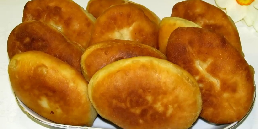 Пирожки "МИНУТКИ". Хоть просто и легко, но невероятно вкусно. Очень рекомендую.