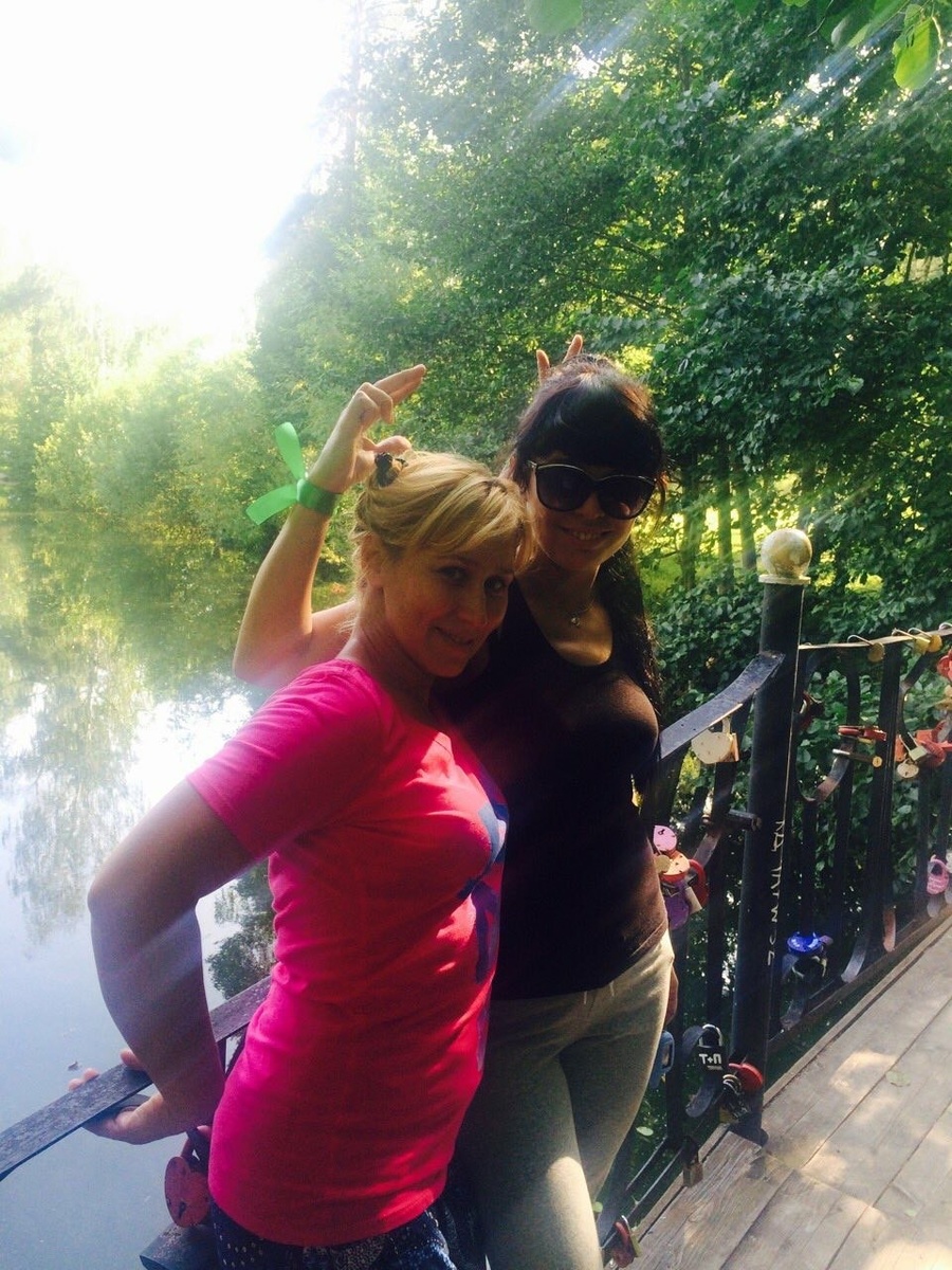 Это я на спортивном мероприятии (почему то их называют Стратегическими сессиями)  с одной из подруг из списка) мне на фото 41 год