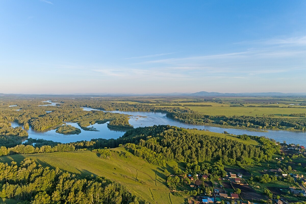 Вид на Сростки. Фото Ludvig14/Wikimedia Commons