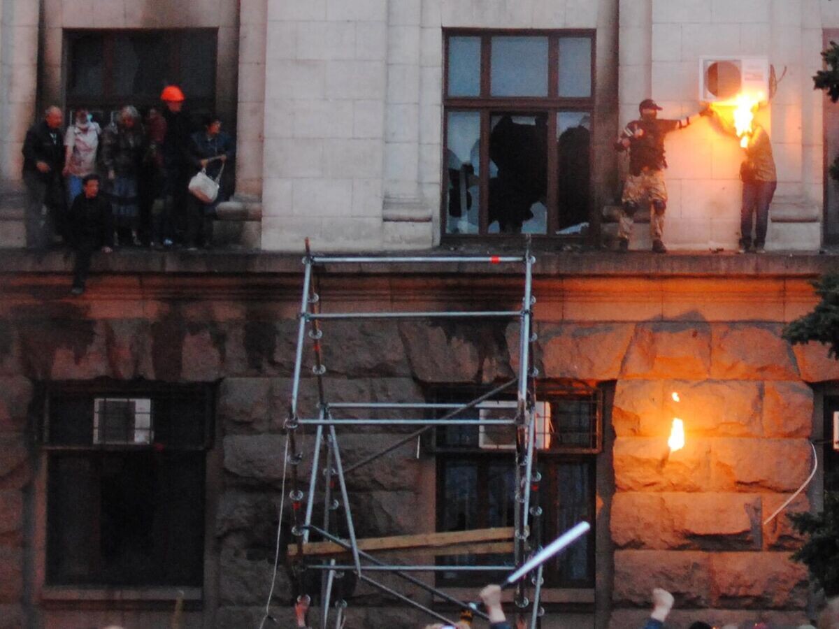    Люди выбрались на карниз во время пожара в Доме профсоюзов в Одессе© РИА Новости / Александр Полищук