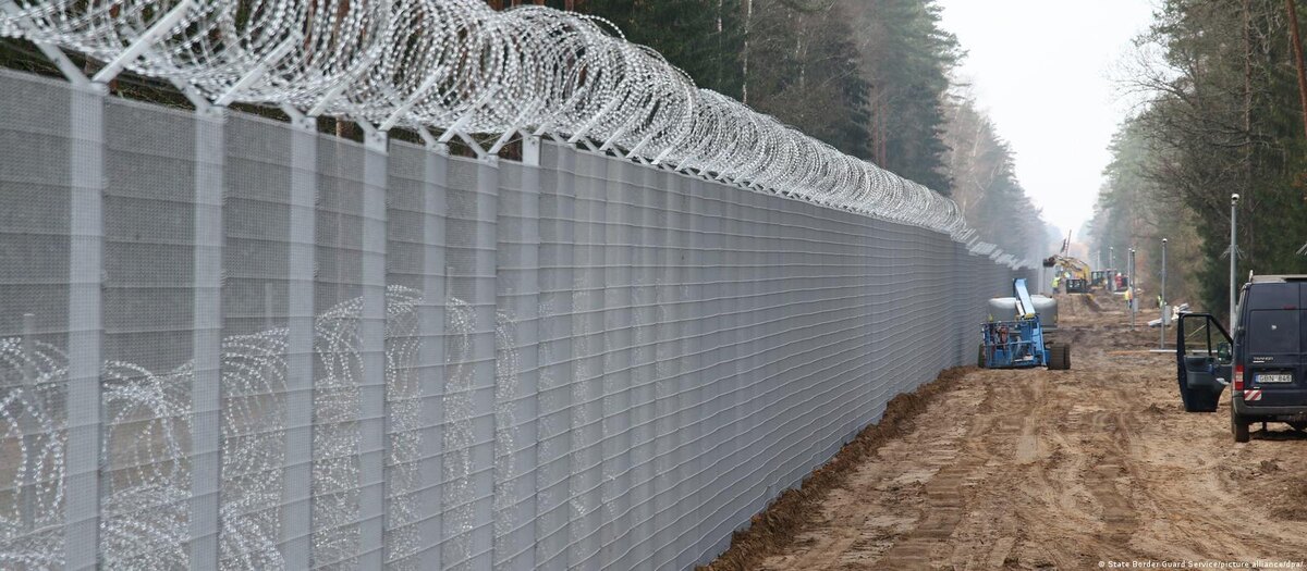 Вот так выглядит прошлый великий проект Латвии по сдерживанию РФ и РБ. Мощь...Источник фото: https://caliber.az/en/post/latvia-to-erect-fence-on-border-with-belarus