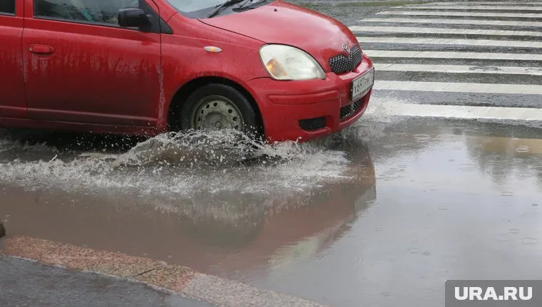Лужи на улицах Салманова и Московкина открыты после откачки воды
Фото: Денис Моргунов © URA.RU