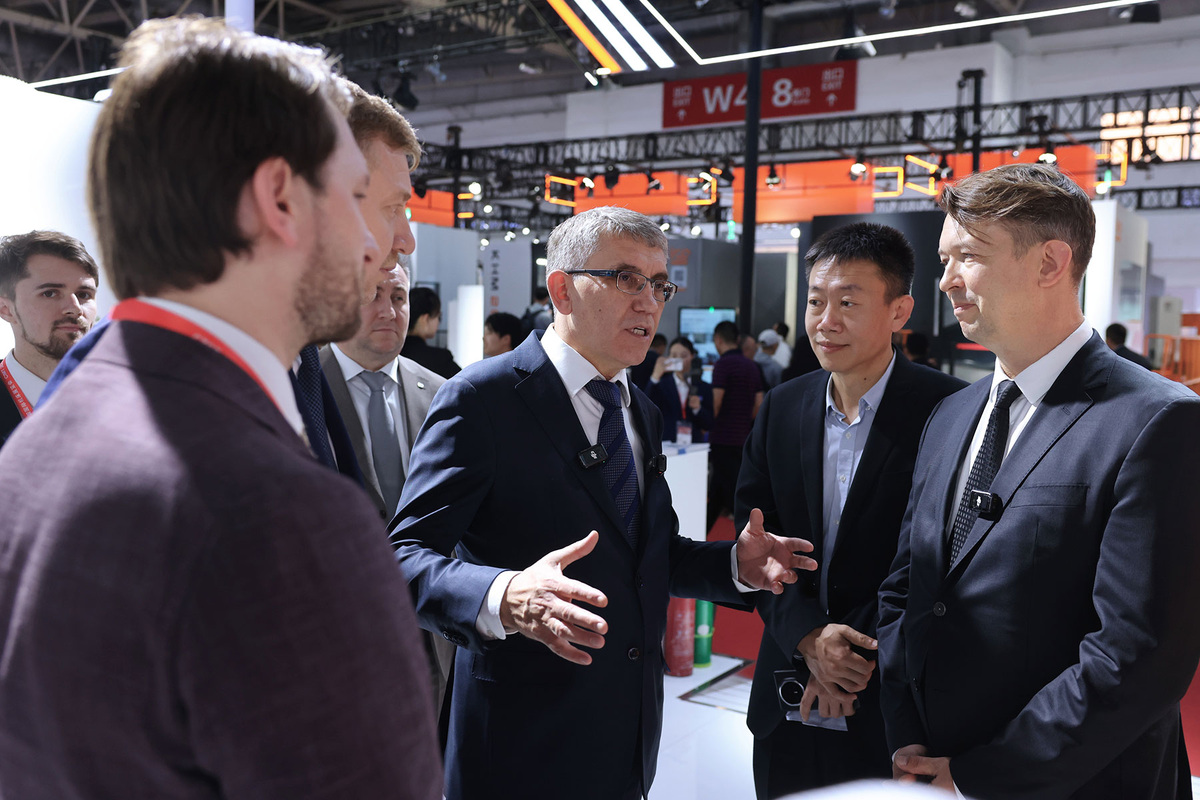 © Правительство Тульской области / tularegion.ru (Губернатор Тульской области на международной выставке China International Machine Tool Show)