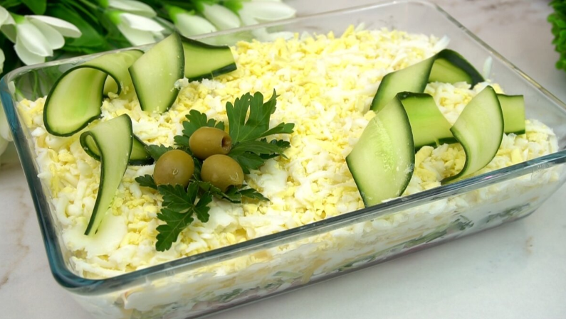 Салат с ветчиной: Удивит загадочным вкусом - сохраняйте рецепт, пригодится.