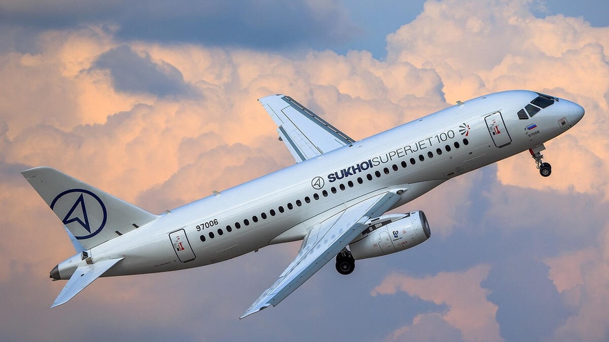 На фотографии: Sukhoi Superjet 100 (SSJ-100, RRJ, Суперджет 100). Источник фото: https://kavalerovo.com/wp-content/uploads/2021/07/2-800x600.jpg