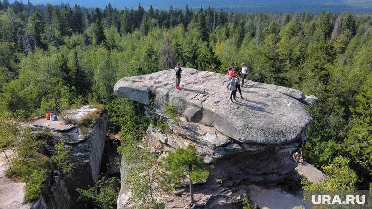 На кадрах видно, как девушка пытается идти по дорожке, но она качается в разные стороны
Фото: Сергей Русанов © URA.RU