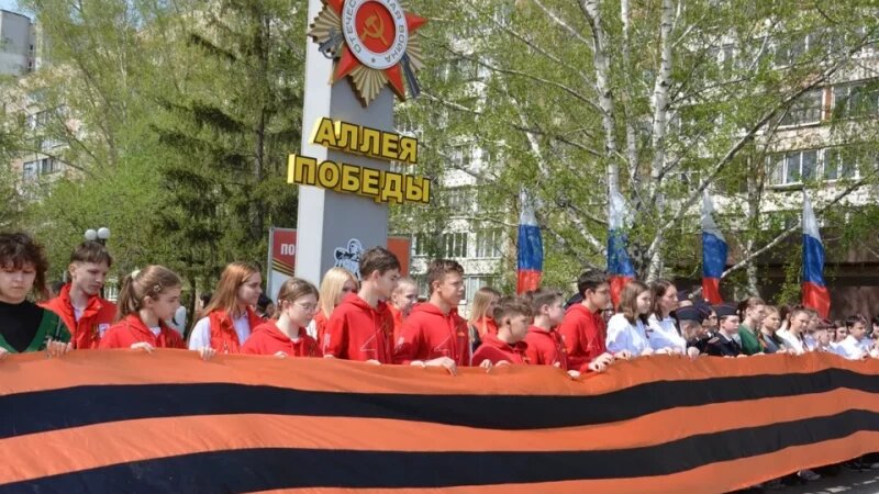     80-метровую Георгиевскую ленту пронесли по Аллее Победы. Пресс-служба администрации Барнаула