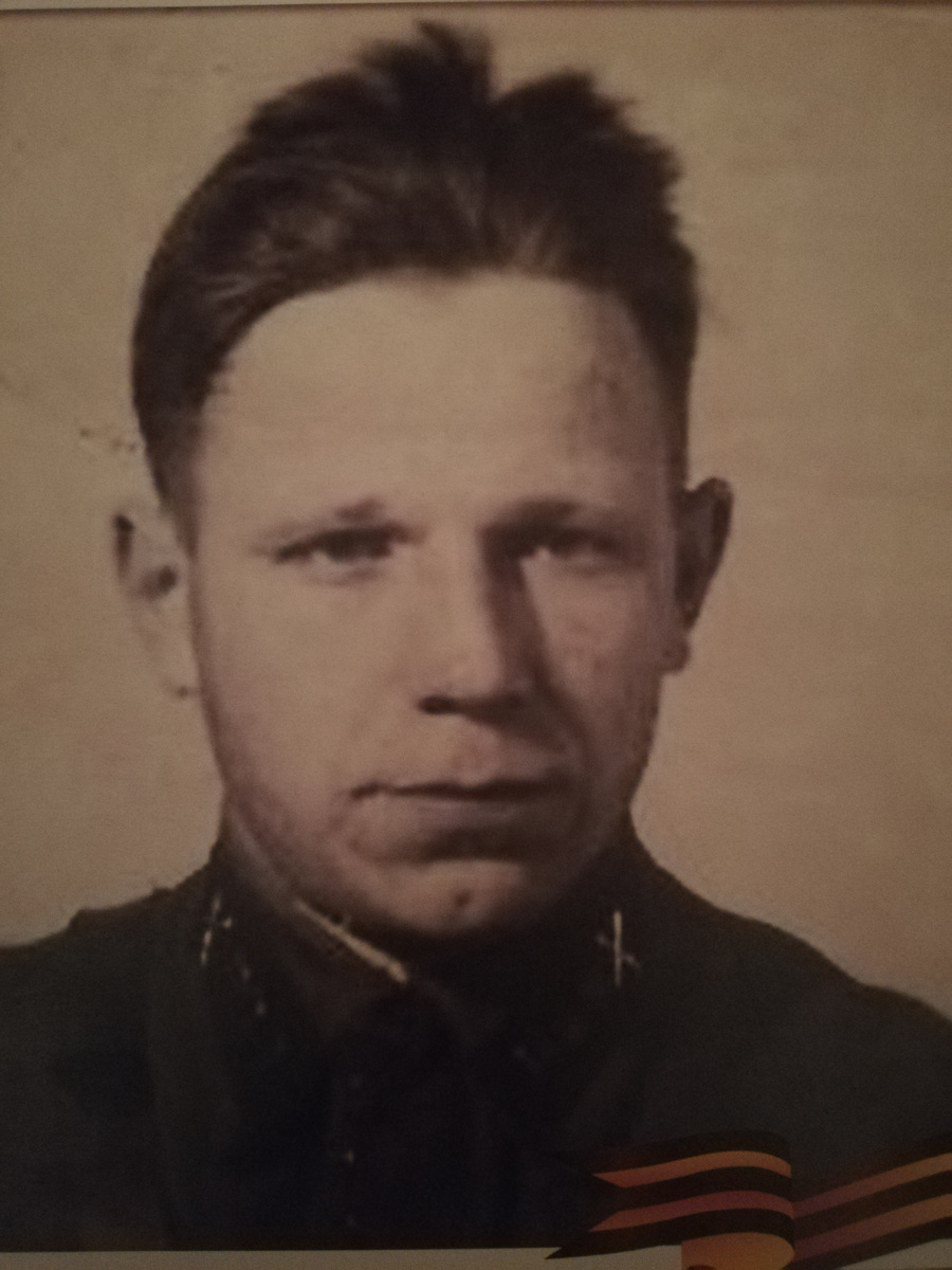 Дальний родственник моей бабушки, второй жены моего дедушки. Когда началась война, ему был 21 год, и почти сразу он пропал без вести. У него не было ни жены, ни детей, и осталась только одна эта маленькая фотография 3 на 4 см. Надо о нем говорить, или пусть так и остаётся никому не известным? 🤔