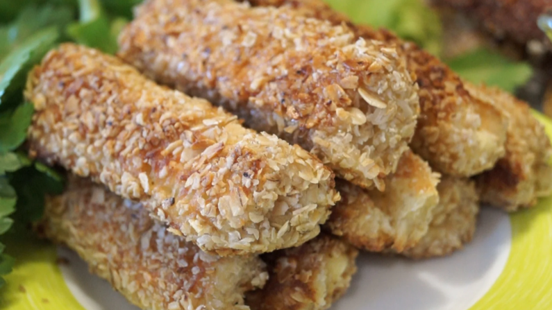 Научилась жарить гренки по новому, раскатываю скалкой, кладу начинку, получаются Трубочки с тающей внутри начинкой для завтрака или перекуса