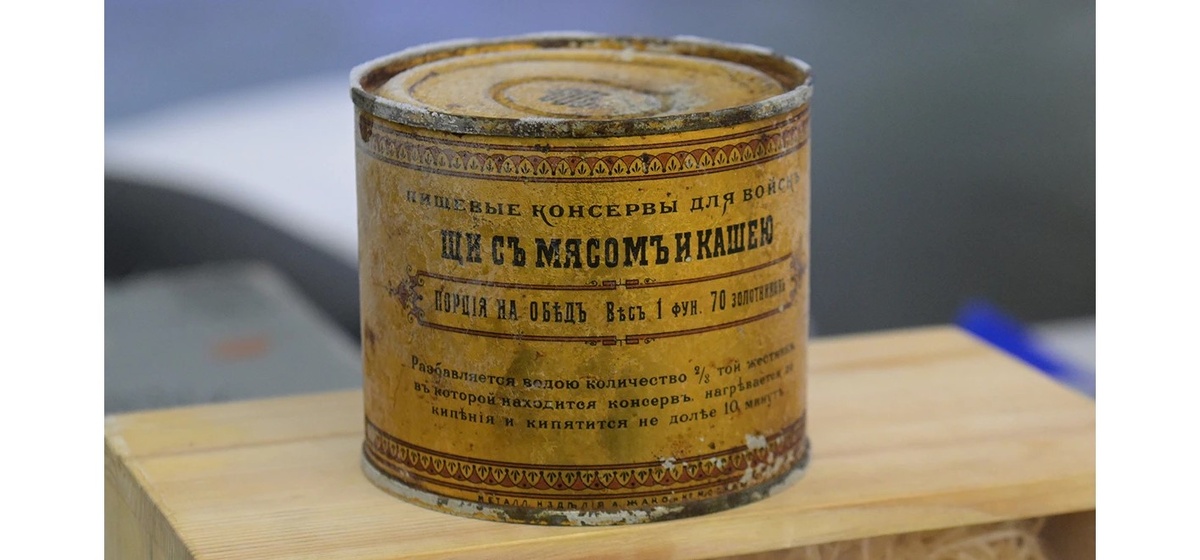 Пищевые консервы для войск. Щи с мясом и кашею. Фабрика пищевых консервов Ф. Азинбер в С. Петербурге. Фабрика основана в 1862 году. Металл. изделия А. Жако и Ко Москва.