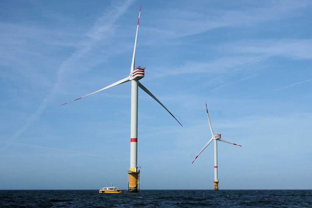     Почему все ветрогенераторы вращаются в одну сторону: случайность или неочевидная причина