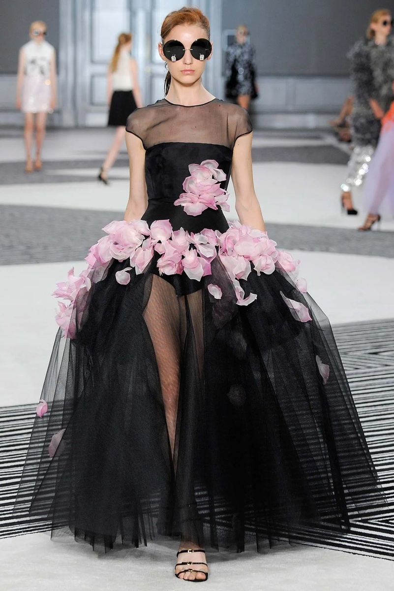 Giambattista Valli Fall 2015-16 Couture Fashion.