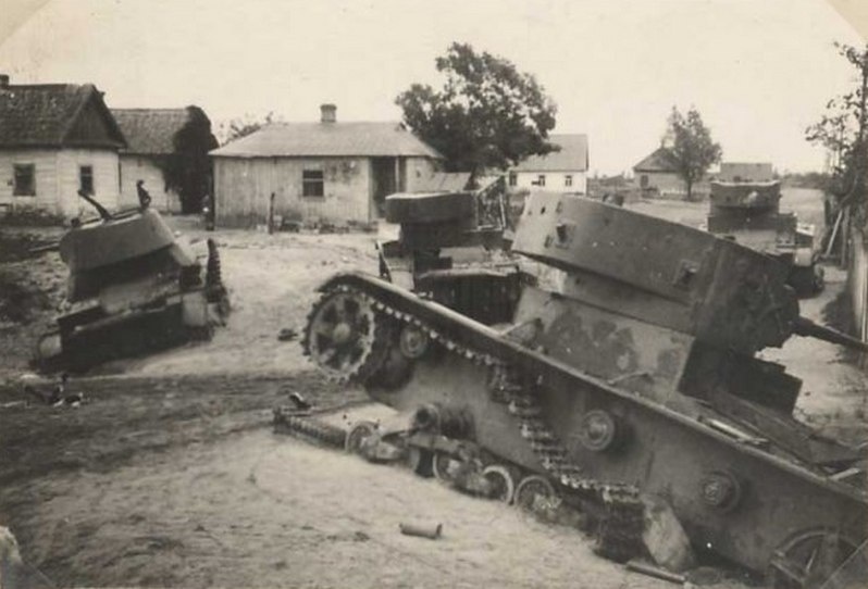 Танки Т-26 из 22-й танковой дивизии недалеко от Южного военного городка города Брест