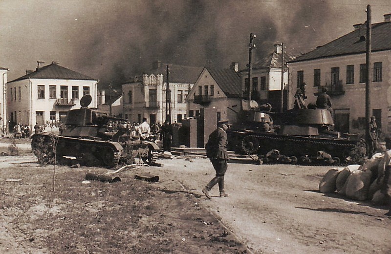 Танки Т-26 выпуска 1939 года с коническими башнями на рыночной площади городка Кобрин Брестской области из 22-й танковой дивизии