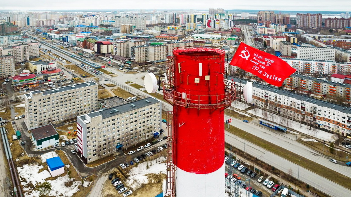    На пиковой котельной Сургута развернули копию Знамени Победы