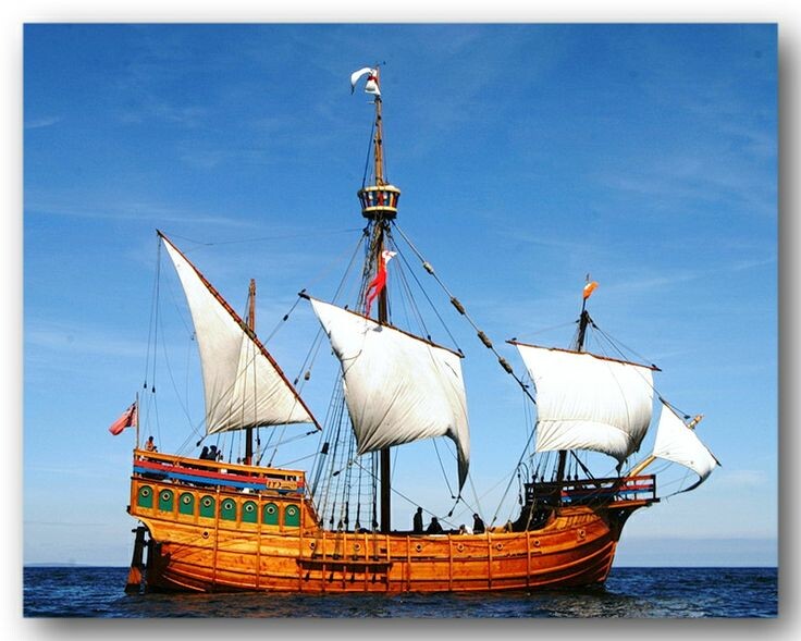 Современная реплика каравеллы. Вот из той бочки на грот мачте вахтенный матрос всматривался в горизонт.