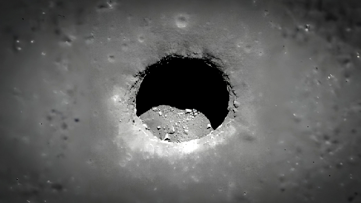 Та самая фотография - гигантская дыра на лунной поверхности.