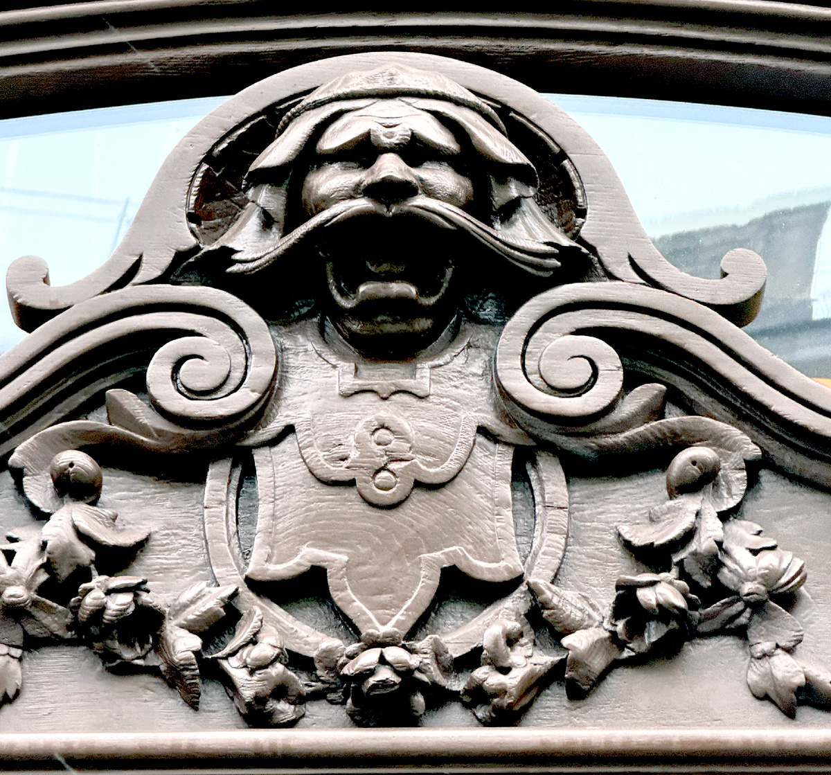 Элемент дореволюционной двери в доходном доме. Фото автора