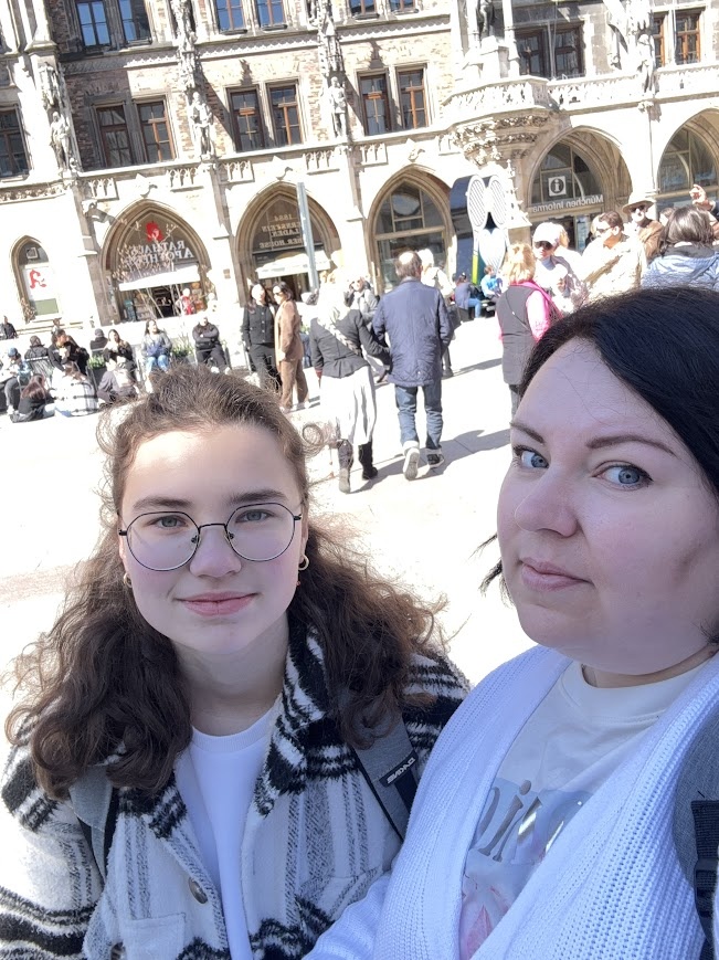 Туристические селфи на фоне чужих спин, куда же без них?