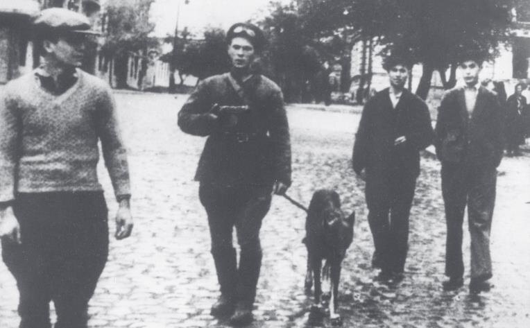 ойманный диверсант под конвоем солдата войск НКВД
Фото из фондов Центрального музея войск национальной гвардии Российской Федерации