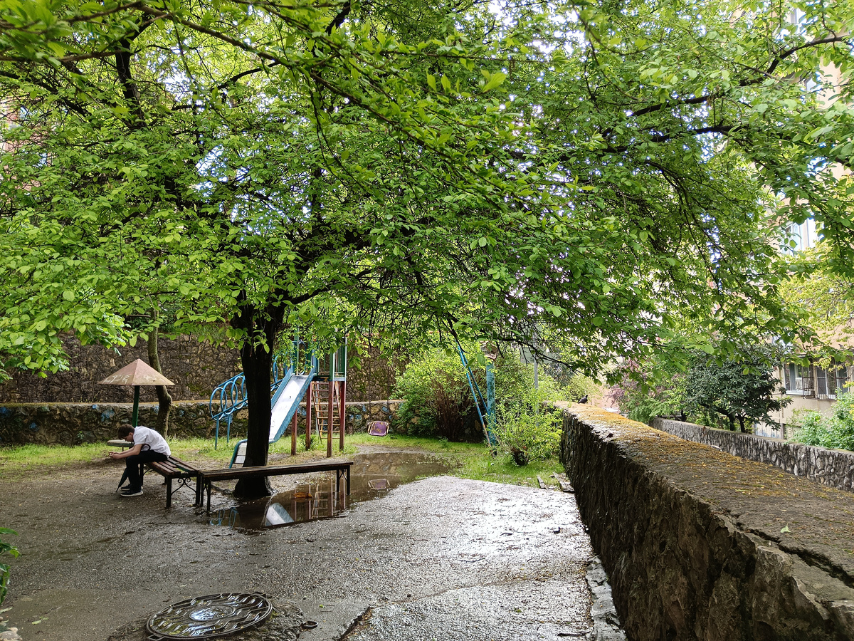 Адлер, жилой дворик в районе ЖД Вокзала "Адлер".