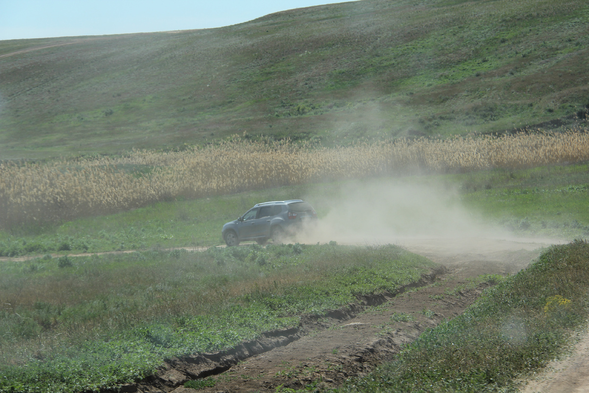 Машина перед нами, такие же туристы