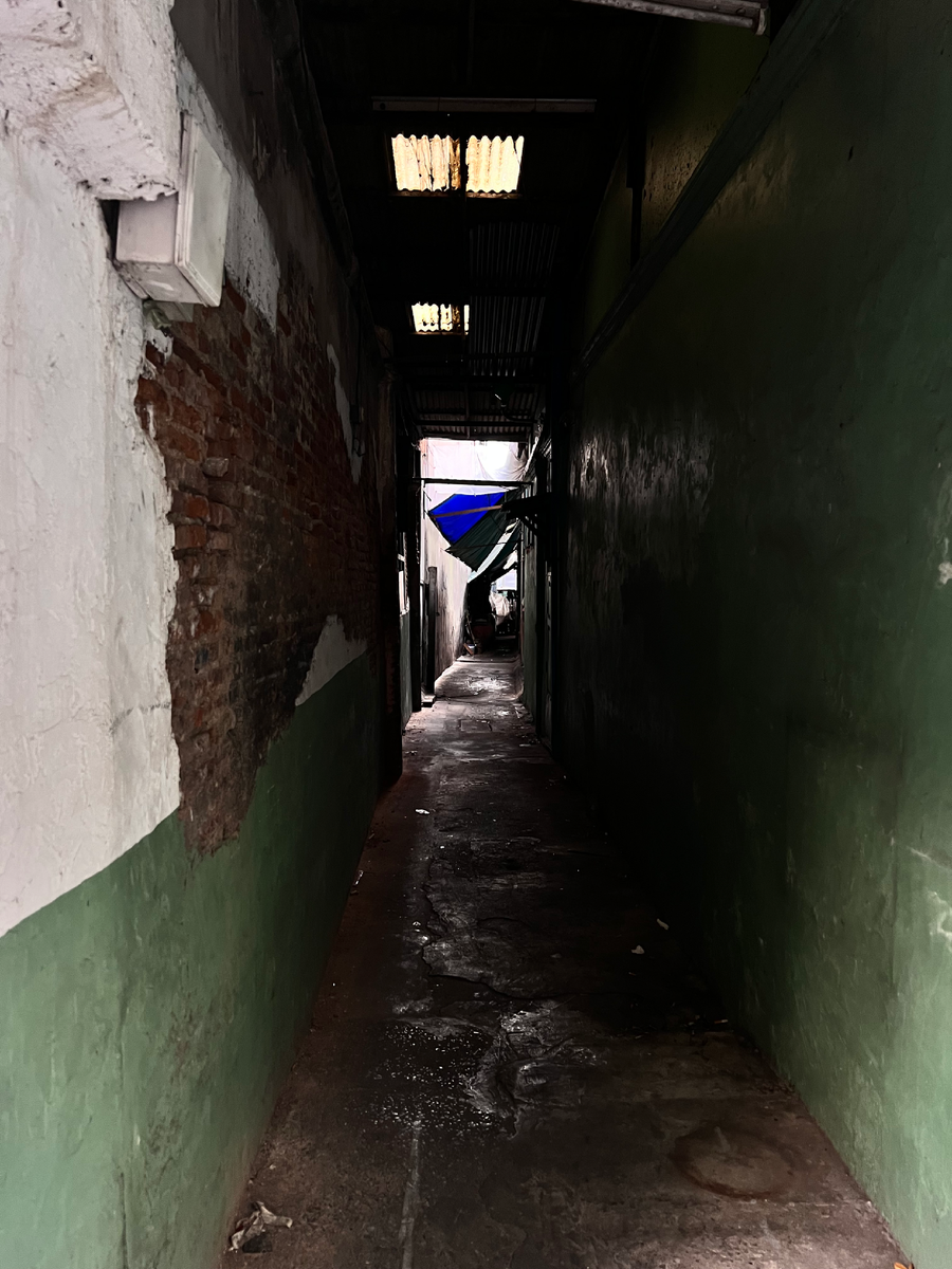 Иногда всё начинается с одного окна. А заканчивается — за дверью, из которой не так просто выйти.