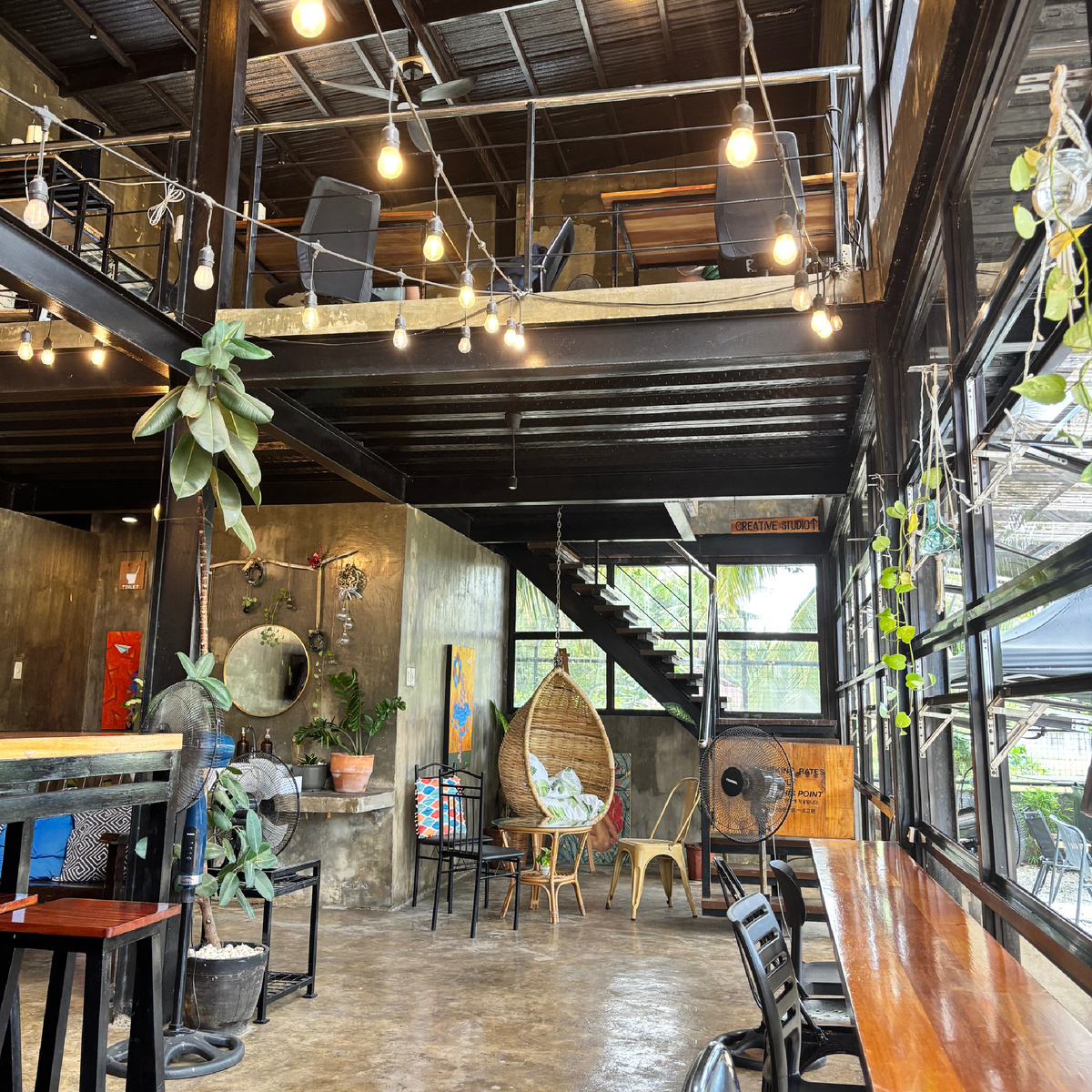 По соседству с отелем есть отличная кофейня с вкусным кофе и вафлями - Common Crew Coffee Roasters & Brewers. 