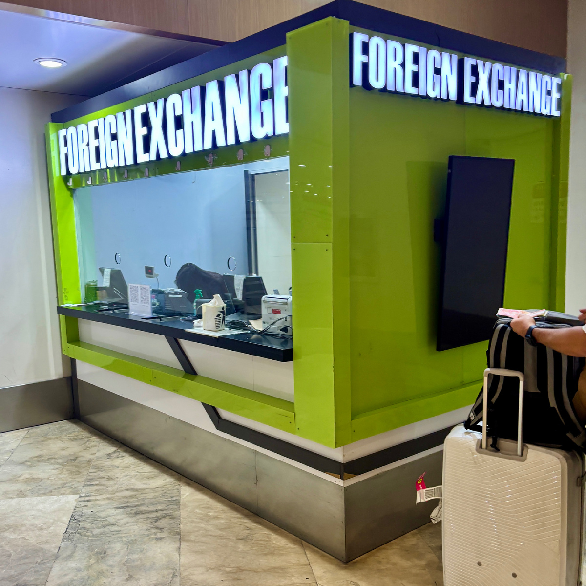 Валюту обменяли в аэропорту Манилы во время пересадки