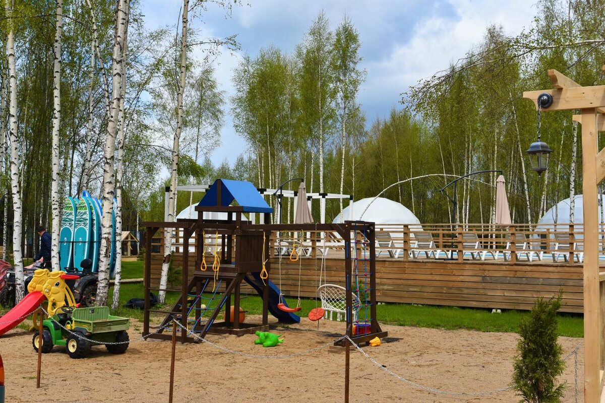 Детская площадка у бассейна