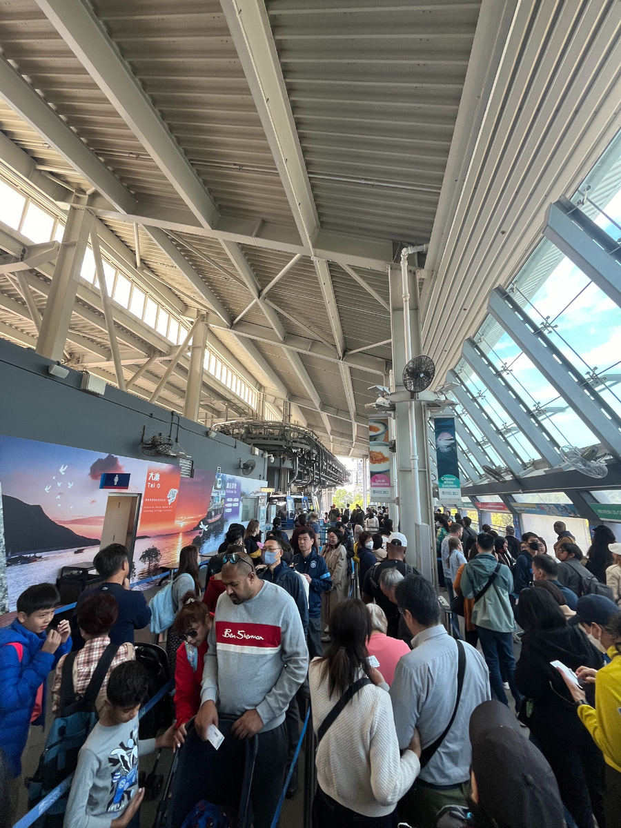 Очередь на канатную дорогу приличная