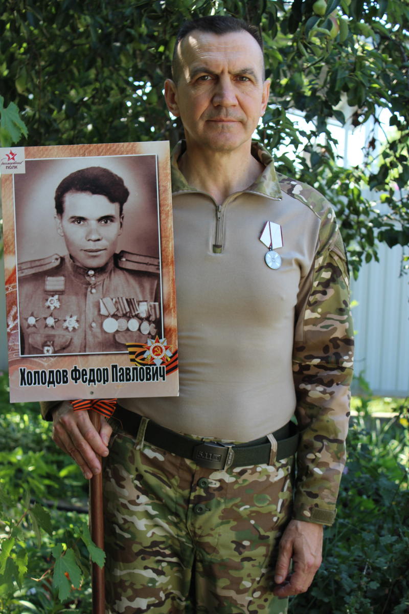 Николай Холодов с портретом деда Фёдора Павловича.