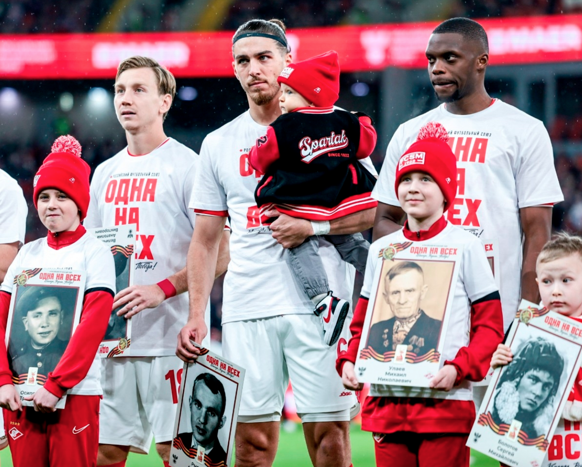    Футболисты "Спартака" и дети, которые их сопровождают во время выхода на поле, с портретами ветеранов. / Михаил Шапаев / РФС