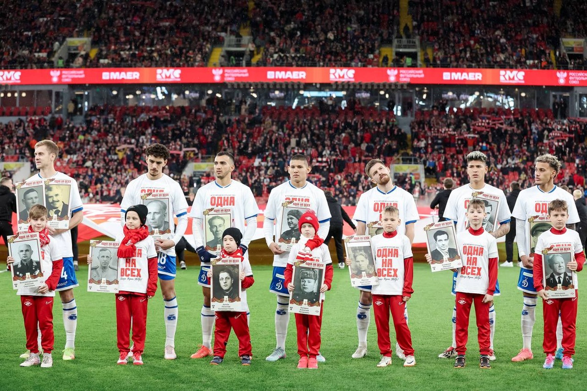    Футболисты "Динамо" во время акции "Бессмертный полк". / Фото: t.me/fcdynamo