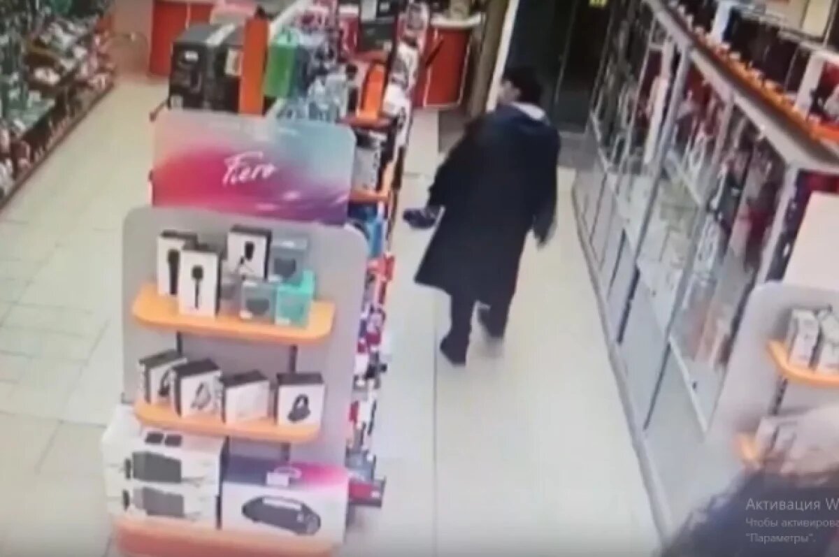    Появилось видео, как женщина крадёт технику из магазина в Коми